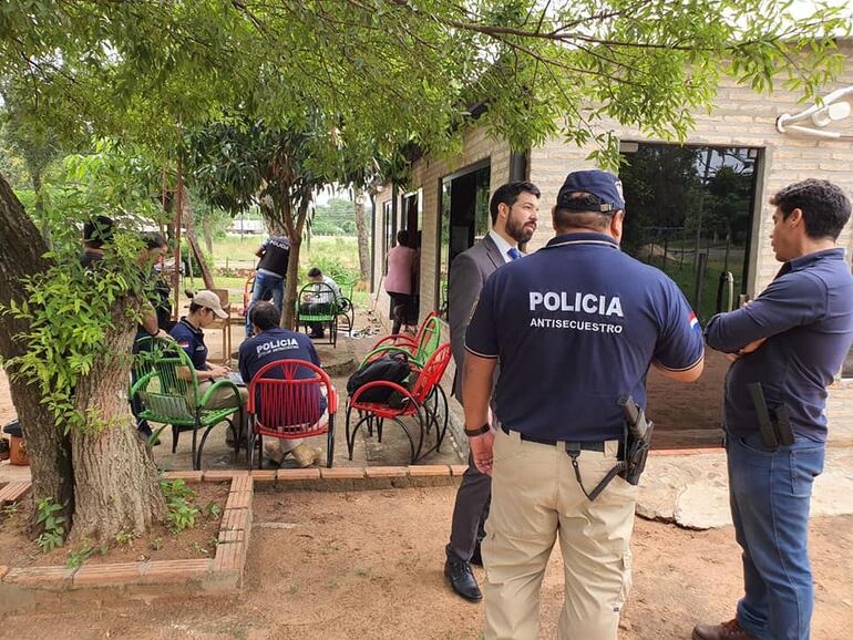 La comitiva fiscal y policial durante el allanamiento, este jueves.