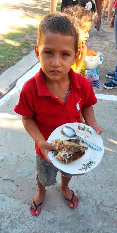 Un plato de comida, compañía y afecto para los más pequeños son característica de la campaña anual a la que se va sumando gente.