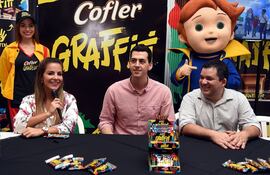 maga-paez-david-velilla-gerente-de-marketing-de-arcor-y-juan-martin-rivas-brand-manager-de-arcor-durante-la-presentacion-del-chocolate--205615000000-1774054.jpg