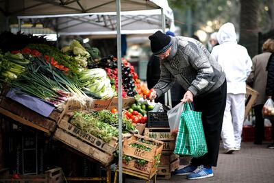 Compras en el mercado callejero de frutas y verduras, en Buenos Aires (Argentina).