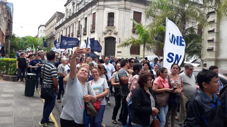 Protesta de funcionarios del Ministerio de Hacienda y de docentes en el microcentro de Asunción.
