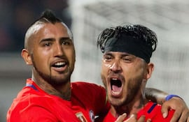 arturo-vidal-y-mauricio-pinilla-abrazados-en-el-festejo-anotaron-sendos-dobletes-para-la-victoria-chilena-efe-235357000000-1443572.jpg