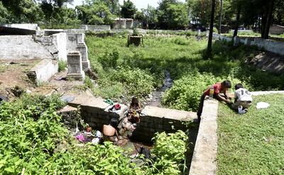 Sector del estanque en el emblemático Parque Caballero, que actualmente está en lamentable estado de abandono.