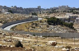 vista-de-una-de-las-barreras-de-separacion-entre-las-poblaciones-israeli-y-palestina-por-la-imposibilidad-hasta-ahora-de-lograr-una-convivencia-pacif-205953000000-587592.jpg