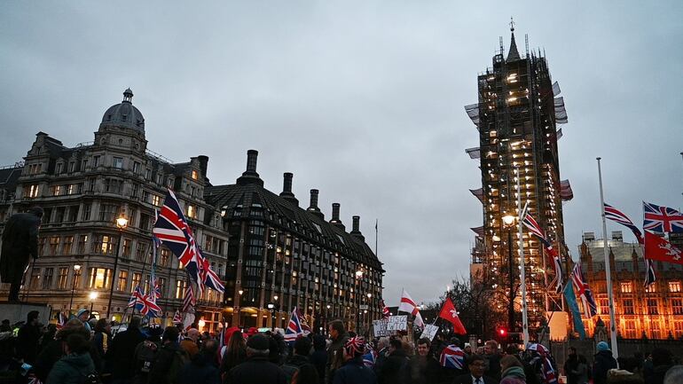 Manifestantes a favor del Brexit celebran afuera del Parlamento en Londres.
