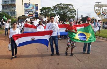 los-manifestantes-portaron-las-banderas-de-paraguay-y-brasil-para-mostrar-el-ambiente-de-armonia-reinante-en-la-frontera--231813000000-1472695.jpg