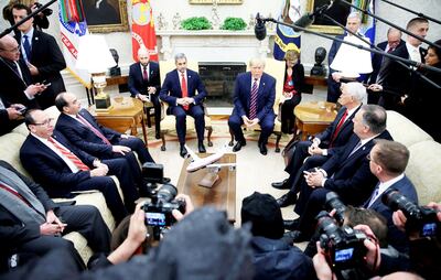 Mario Abdo Benítez (c) y Donald Trump, con sus respectivas delegaciones, ayer en el Salón Oval de la Casa Blanca. Fue durante la rueda de prensa.
