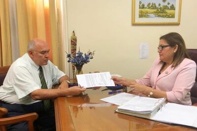 El camarista Juan Carlos Paredes Bordón presenta su inscripción para concursar en la terna para la Corte Suprema de Justicia.