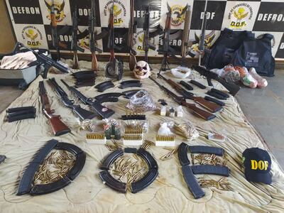 Desde armas largas hasta explosivos fueron hallados en poder de los tres detenidos.