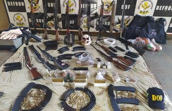 Desde armas largas hasta explosivos fueron hallados en poder de los tres detenidos.