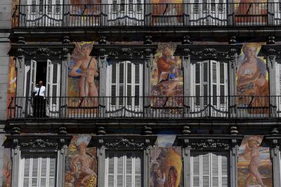 Un hombre hace una llamada telefónica desde su balcón en Madrid el 3 de abril de 2020 durante un cierre nacional para evitar la propagación del coronavirus COVID-19.