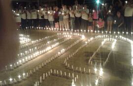 los-pobladores-de-ayolas-encendieron-velas-en-la-plaza-de-la-democracia-de-la-ciudad-como-parte-del-acto-conmemorativo--00315000000-1818368.jpg