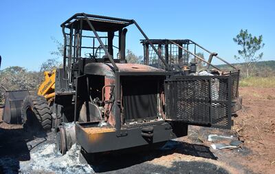 Las máquinas quedaron totalmente reducidas a cenizas luego de que los atacantes del lugar las incendiaran.