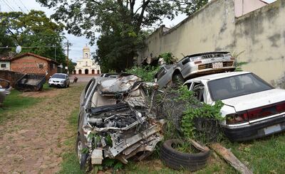 El improvisado depósito de evidencias de la Fiscalía se encuentra a la intemperie y es un foco de infestación larvaria.