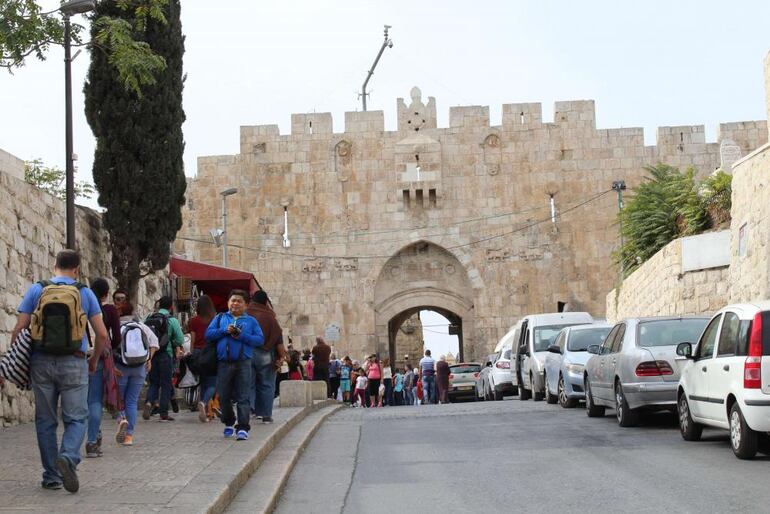 Por la Puerta de los Leones se accede al barrio árabe en la Ciudad Vieja de Jerusalén.