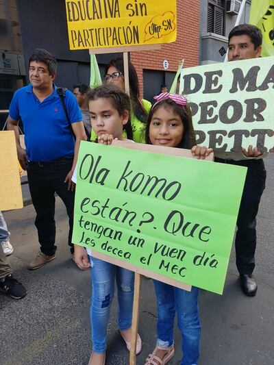 Docentes y niños se manifiestan frente al MEC