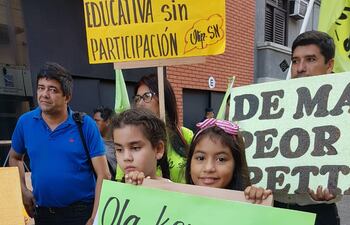 Docentes y niños se manifiestan frente al MEC