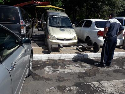 Autos mal estacionados por cuidacoches fueron multados.