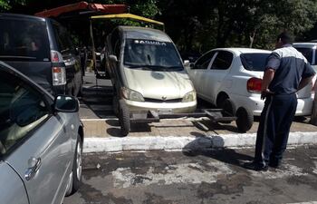 Autos mal estacionados por cuidacoches fueron multados.