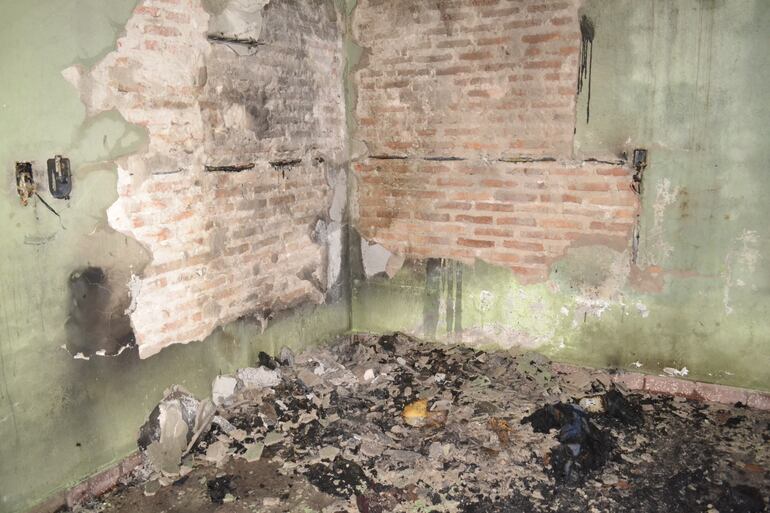 En estas condiciones quedó la habitación del personal policial. El fuego se habría originado un cortocircuito.