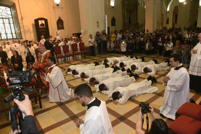 Los candidatos al diaconado se postran en el suelo en señal de obediencia, mientra se implora a los santos la protección a los elegidos.