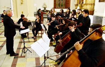 el-maestro-luis-szaran-dirigira-este-domingo-el-concierto-de-sonidos-de-paracuaria-estacioneros-y-el-barroco-guarani-en-la-parroquia-cristo-rey--132038000000-1824056.jpg