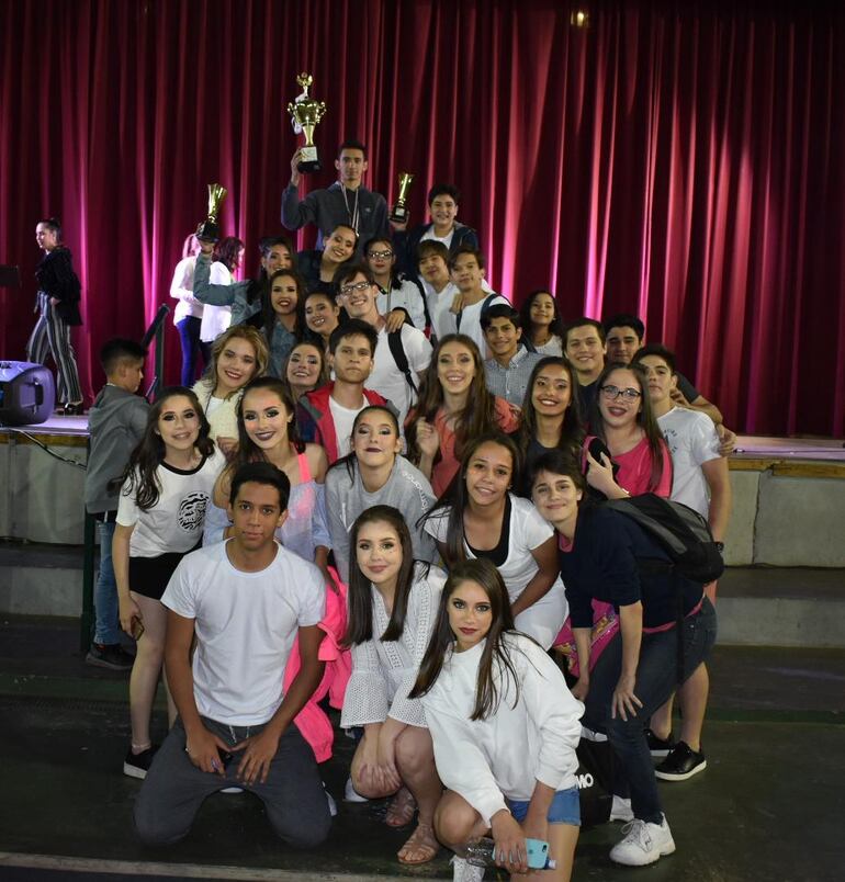 Coloridos desfiles y competencias en celebraciones por llegada de la primavera