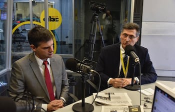 El exasesor del ministro del Interior Rubén Melgarejo Lanzoni (d) y el abogado Guillermo Yaluff Royg, en los estudios de ABC Cardinal.