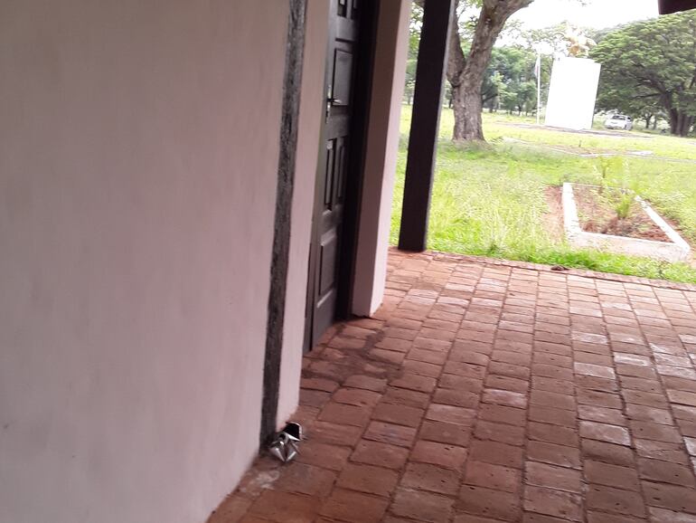 Latas de cerveza se encuentran diseminados en el corredor de la casona.