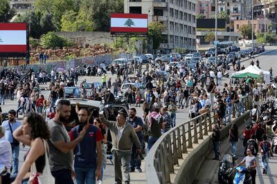 Manifestantes reunidos en una autopista de Beirut.