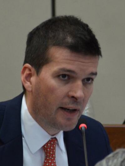 Senador Sergio Godoy (ANR, cartista). Anuncia un proyecto de ley que afecta a contratistas del Estado.