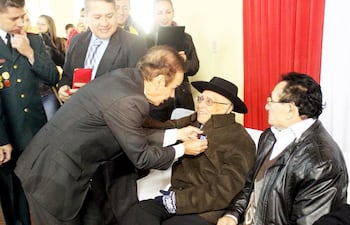 el-veterano-pastor-rojas-es-uno-de-los-que-recibieron-ayer-la-condecoracion-cruz-del-defensor--195023000000-1467586.jpg