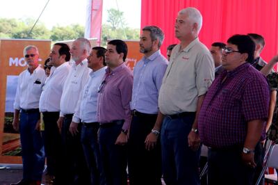 El presidente Mario Abdo (3° de la der.), el vice Hugo Velázquez; el ministro de Obras, Arnoldo Wiens; el gobernador de Alto Paraguay, José Adorno (d), y otros.