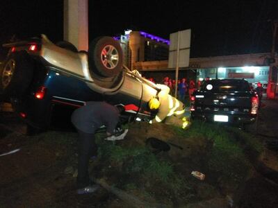 Aparatoso choque sobre M. Lynch deja un policía herido