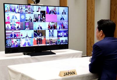 El primer ministro de Japón, Shinzo Abe, participando por videoconferencia, al igual que sus demás colegas del G-20, durante la cumbre virtual de este grupo realizado ayer.