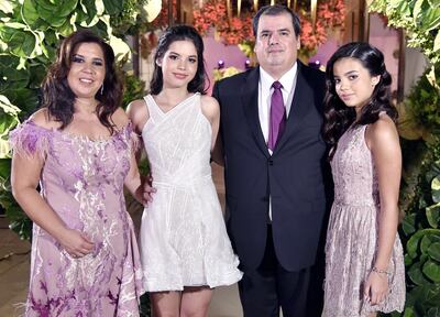 En la foto se observa a la quinceañera con sus padres Sylvia Palumbo, Tomás Barrios Ferrari y su hermana Sofía Barrios Palumbo.