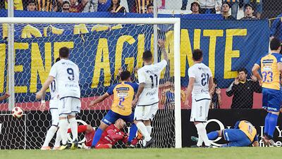 Ya en tiempo de adición, pudo haber sido el triunfo para Luqueño, Luis Miño marcó el gol, pero estaba adelantado.