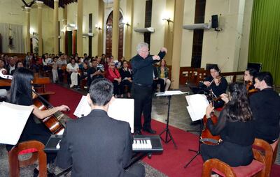 El maestro Luis Szarán dirigió la filarmónica Sonidos de Paraqvaria que interpretó música de las reducciones en la catedral de San Juan Bautista.