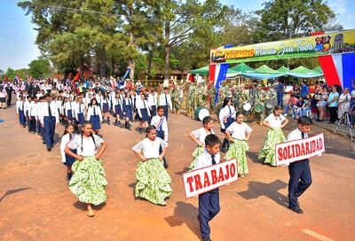 Estudiantes participan del desfile por el 62º aniversario de la ciudad de Mauricio J. Troche, este sábado.