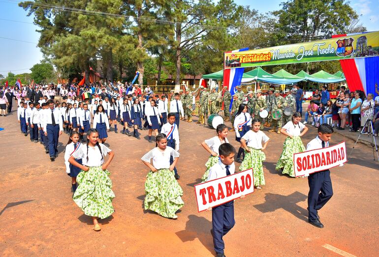 Estudiantes participan del desfile por el 62º aniversario de la ciudad de Mauricio J. Troche, este sábado.