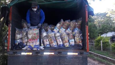Las familias recibieron ayer los kits de alimentos.