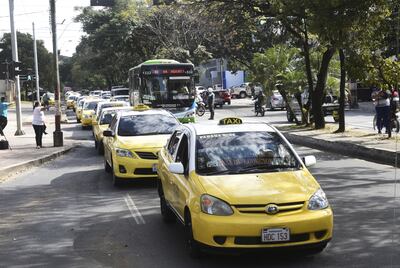 Una caravana de taxis frente a la Comuna asuncena, afectando el tránsito. También estuvieron en zona de Villa Morra y el microcentro.
