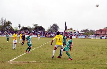 mas-de-2-500-aficionados-asistieron-ayer-a-pesar-de-la-inclemencia-del-tiempo-en-el-estadio-del-club-atletico-caaguazu-para-observar-el-partido-de-ida-230110000000-618286.jpg