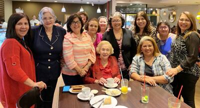 Nery Lovera de Pérez Ramírez fue agasajada por un grupo de excolaboradoras de la firma Pérez Ramírez
con un té.