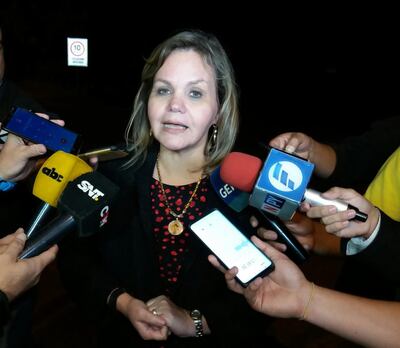 Lilian Samaniego fue la única que se acercó a la prensa a dar unas palabras tras la reunión celebrada en la noche del miércoles y primeras horas de este jueves.
