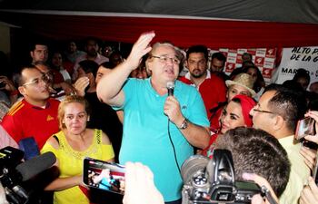 el-nuevo-gobernador-de-alto-parana-roberto-luis-gonzalez-vaesken-festeja-su-victoria-con-adherentes--233031000000-1703999.jpg