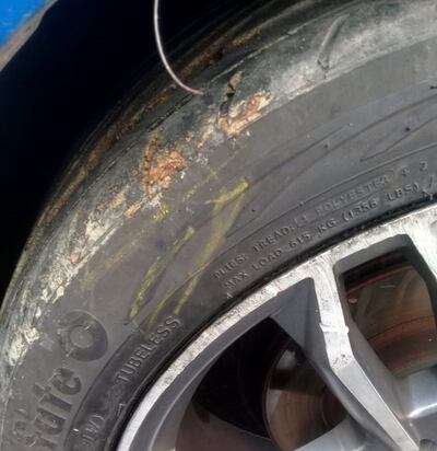 Esta es una de las ruedas que el ciudadano Daniel González encontró pinchada y dice que fueron cuidacoches de la cuadra.