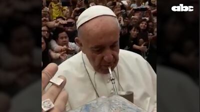 El papa Francisco toma tereré de un grupo de paraguayos.