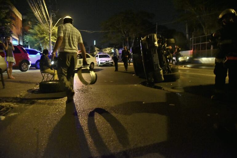 Vuelco de vehículo sobre la avenida Choferes del Chaco, en el cruce con 25 de Mayo, en Asunción.