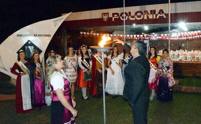 La llama votiva fue encendida por la embajadora de las colectividades, Iris Gamper, y el intendente Francisco Morales.